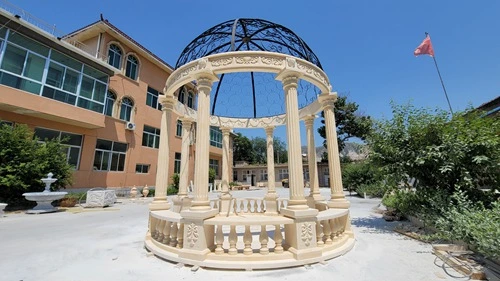 Gazebo de colonne de granit moderne personnalisé avec dessus en fer rouge pour la décoration extérieure